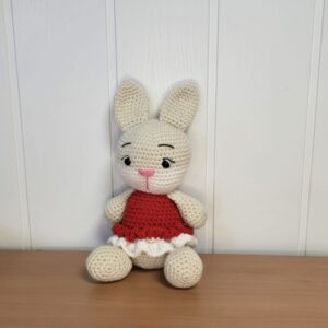 Lapine avec robe rouge