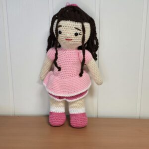 Poupee aux cheveux bruns